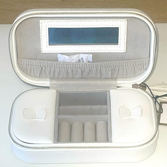 Cupcakes and cashmere Jewelry - Cupcakes and cashmere at home travel jewelry box